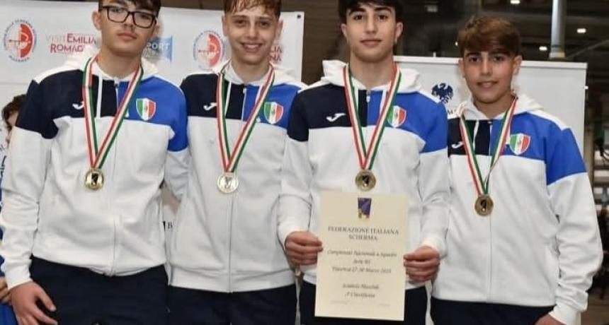 Trionfo del Circolo Schermistico Mazarese: Ai Campionati Italiani di Serie B1 la squadra di sciabola maschile è bronzo e ritorna in Serie A2 Trionfo del Circolo Schermistico Mazarese: Ai Campionati Italiani di Serie B1 la squadra di sciabola maschile è bronzo e ritorna in Serie A2